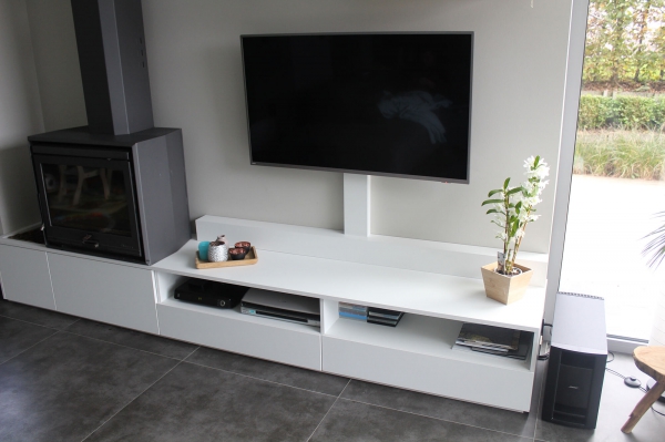 TV-meubel op maat van bestaande kachel